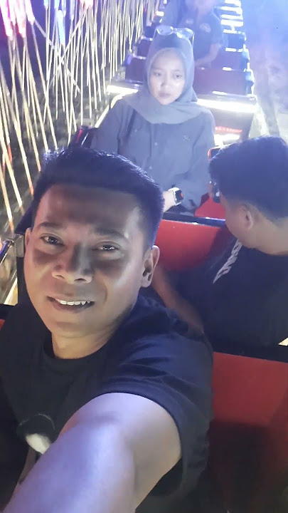 SATRIA & MAMA NAIK KERETA LIHAT LAMPU DI MILENIAL GLOW GARDEN