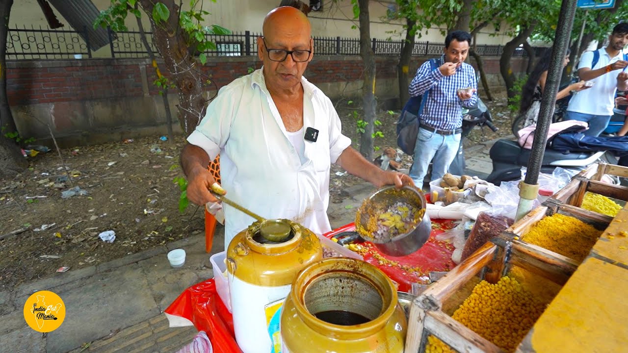⁣20 Year Old Sunil Shetty Uncle Selling Bhelpuri Rs. 60/- Only l Delhi Street Food