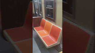 [RARE] R46 (W) train with a new refurbished gray floor