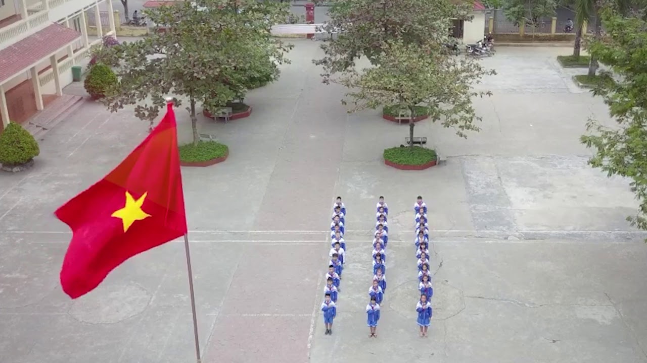 Liên đội trường Tiểu học Thị Trấn An Lão hưởng ứng cuộc thi hát Quốc ca tại địa chỉ đỏ.