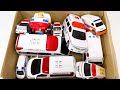 点検用のおもちゃ箱に救急車のミニカーを集めました。ボタンを押しておもちゃの点検とオリジナル木製スロープを設置して走行テストして遊んだ