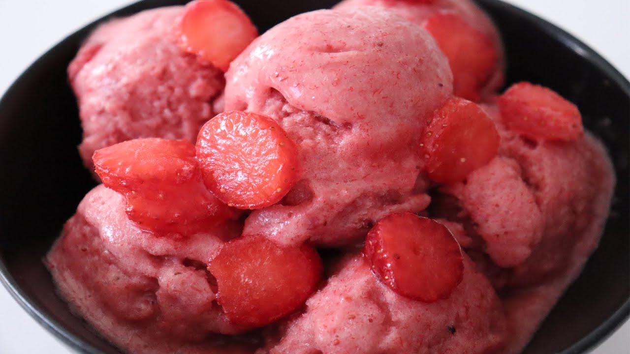 Akullore shtepie me banane dhe luleshtrydhe te ngrira Frozen banana