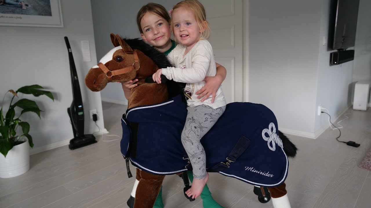 Tjejerna får en mekanisk HÄST 😍