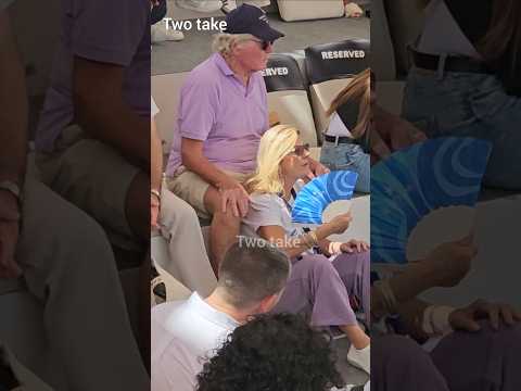 زوجة حسين فهمي تجلس علي الارض بين رجليه في مهرجان الجونة