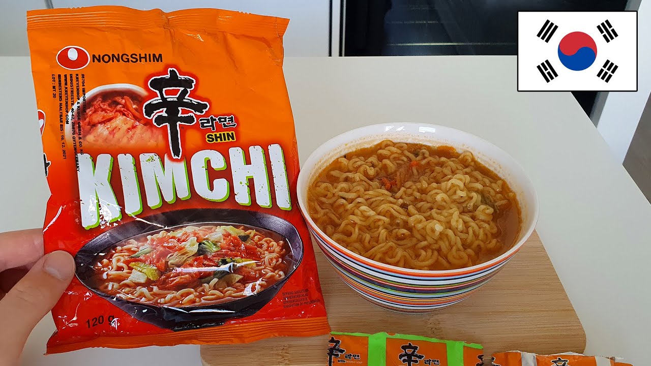 Shin Ramen Kimchi Instant Noodles (Review) Nongshim Shin Ramyun 신라면 김치 농심  Korean Food 🇰🇷 