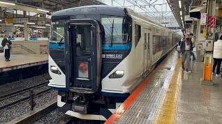 E257系2000番台ｵｵNA-11編成が特急踊り子6号東京行きとして横浜駅7番線を静かに発車するシーン（3026M）2024.3.26.15:27