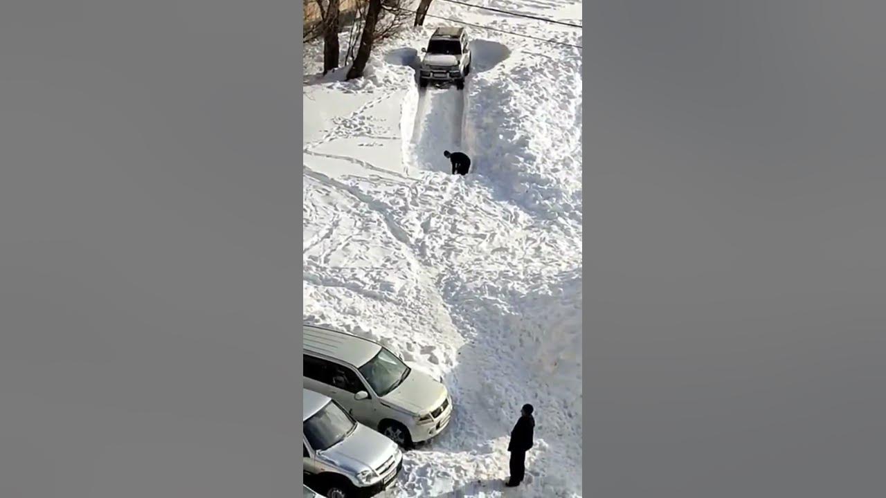 Авто девушка застряла в снегу