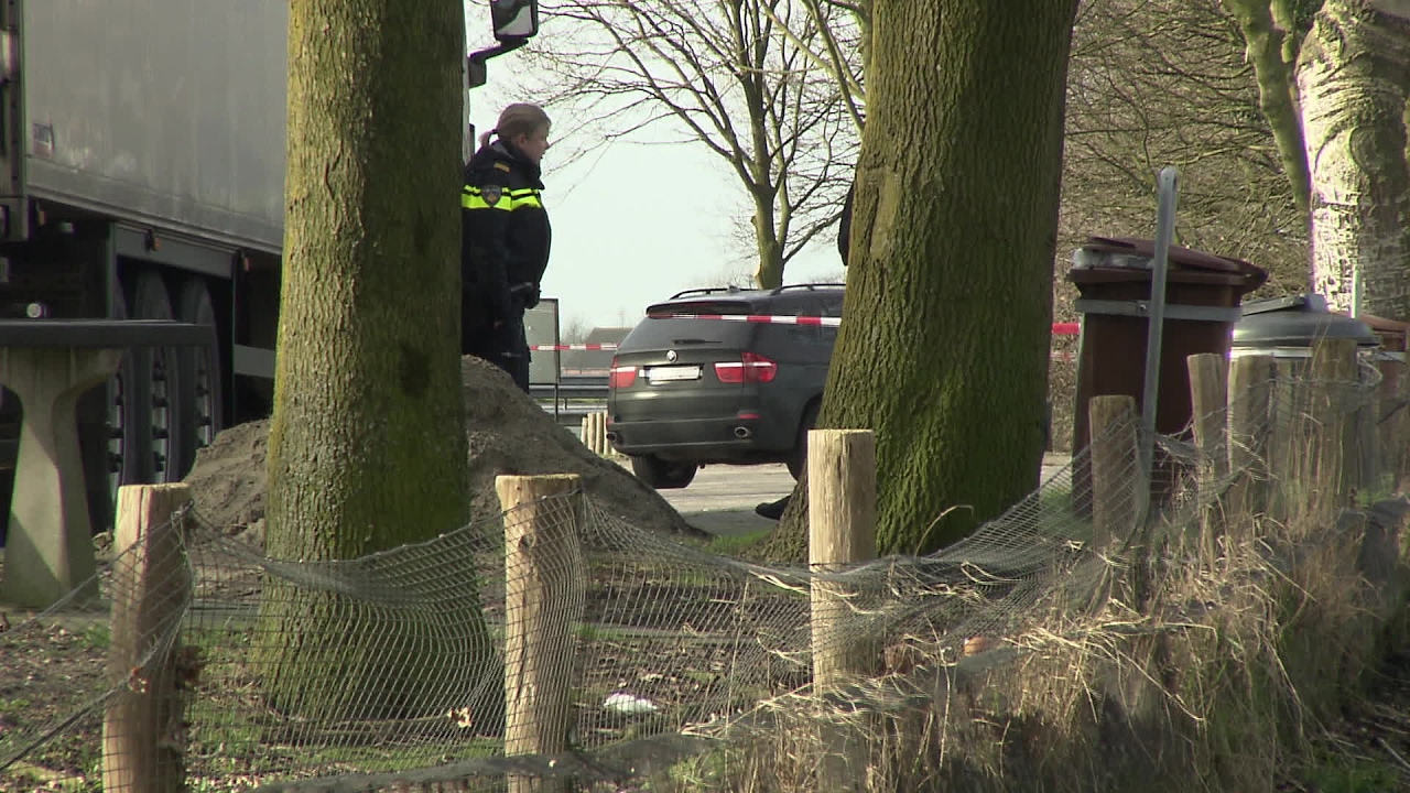 Dode man gevonden in een auto op parkeerplaats Spuitendonk YouTube Dode man gevonden in een auto op parkeerplaats Spuitendonk YouTube