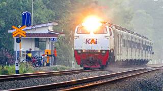 Download lagu KERETA API PANJANG‼️ MENEMUKAN 25 KERETA API MELINTAS NGEBUT DI PERLINTASAN DAN TIKUNGAN
