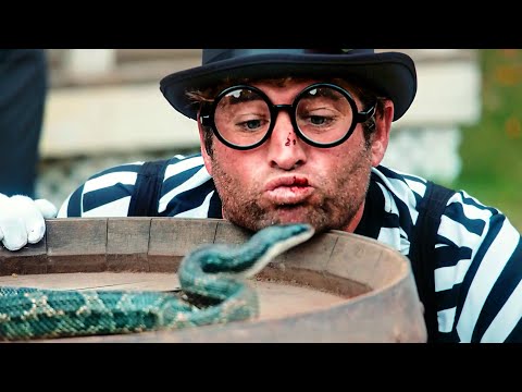 ¡Intenta BESAR a una serpiente! | Jackass Por Siempre | Clip en Español