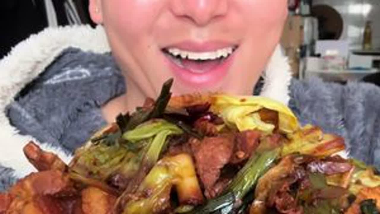 回锅肉盖浇面，味道真中，哈哈哈