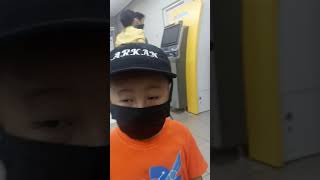 Lagi nunggu nomor antrian Bank BCA (Arkan)