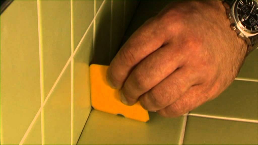 Замазка швов в ванной. Затирка кафеля в ванной своими руками видео. Затирка плитки шов 5 мм. Замазка для плитки в ванной. Затирка для кафеля в ванной.