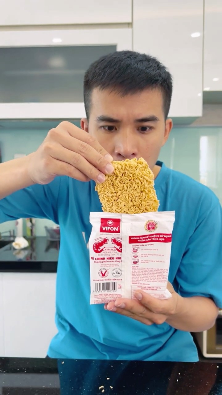 Bắt đền gói mì cho Linh Nhi || Trouble noodles #shorts