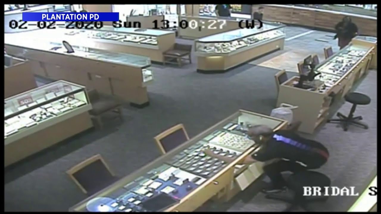 Distraction theft caught on camera at jewelry store in mall - YouTube