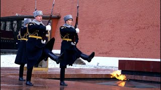 Александровский сад. Вечный огонь. Могила неизвестного солдата. Смена караула.