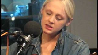 Laura Marling plays a new, untitled song on WNYC's Spinning On Air chords