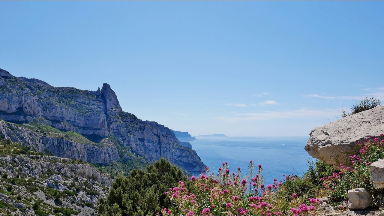 Le belvédère de Saint-Michel et la calanque de Sugiton depuis Luminy - Parc national des Calanques