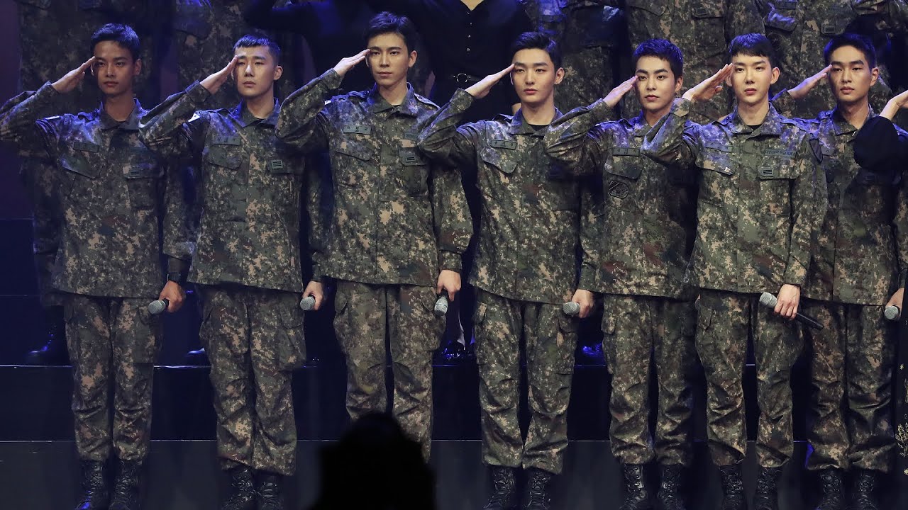 newspaper mockup 엑소·샤이니…군 복무 스타 총출동한 뮤지컬 '귀환' / 연합뉴스TV (YonhapnewsTV)