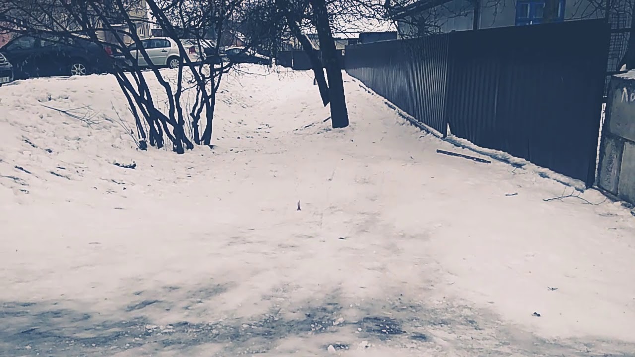 Скатывается с горки - YouTube