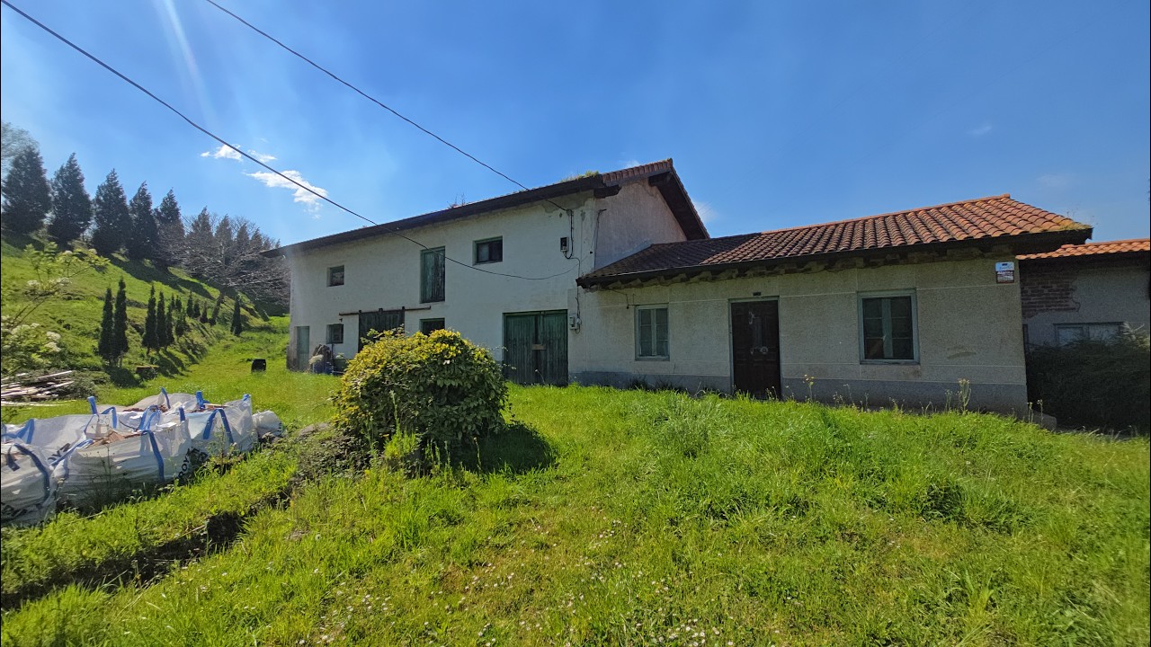 Casa individual con finca y almacenes Udías Cantabria entre Comillas y Cabezón de la Sal 188.000 eur