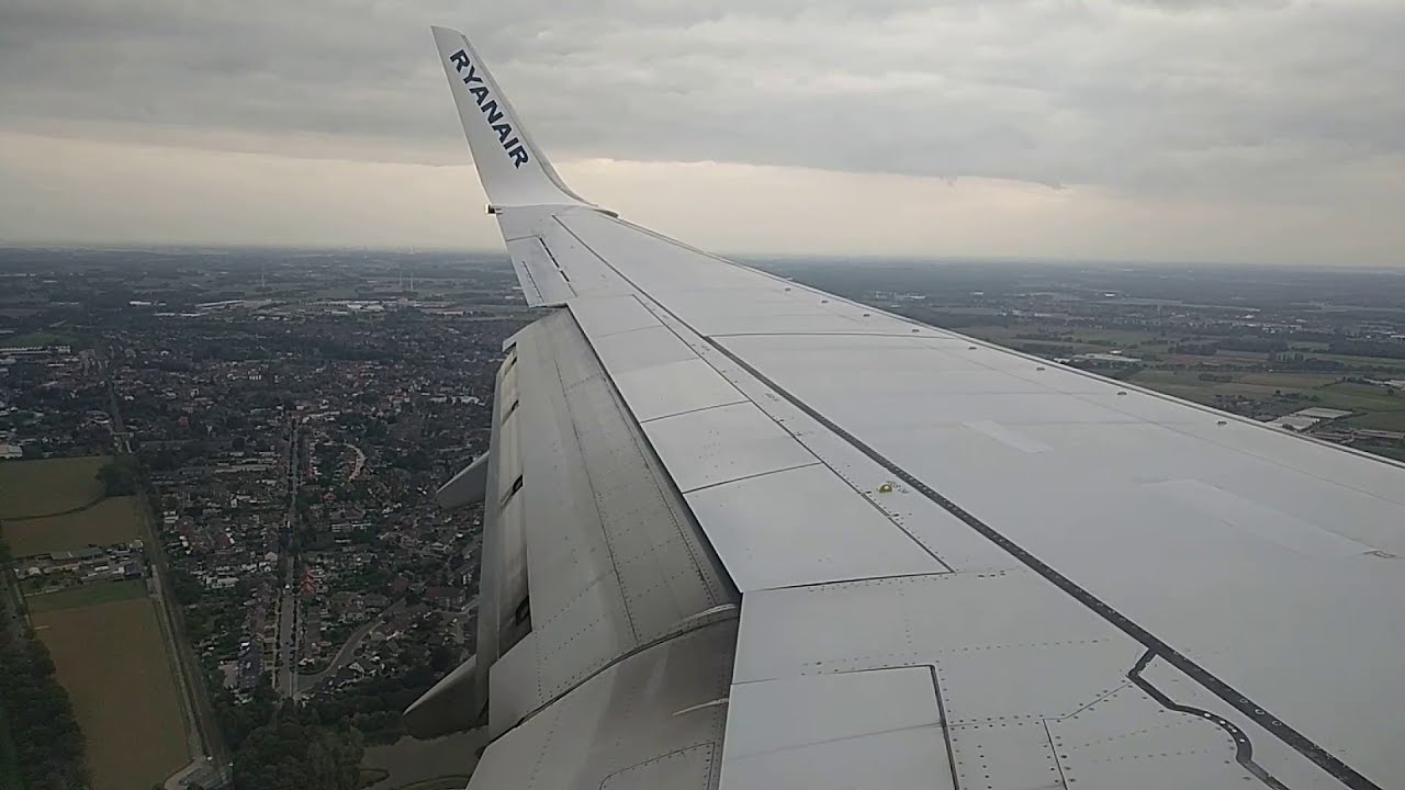 Dusseldorf Weeze NRN Airport Landing/ Ryanair 737-800