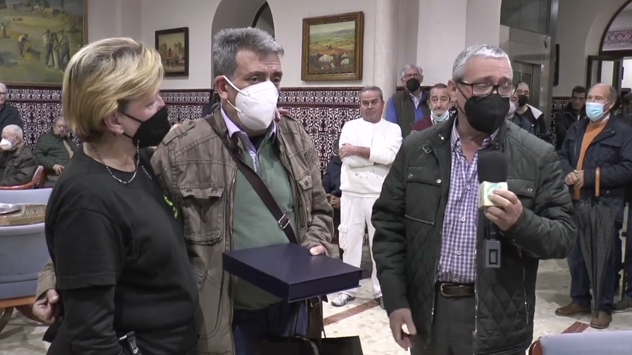 Homenaje del Círculo Comercial de Nerva al camarero Rafael González por su jubilación