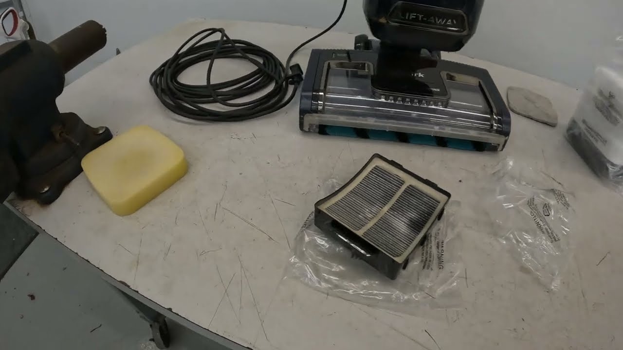 How to replace the filters Shark UV850 vacuum cleaner