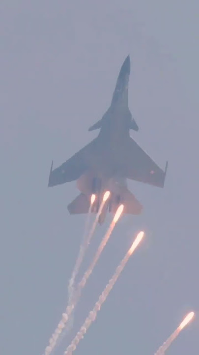 IAF Sukhoi Su-30MKI Fighter Jet Releasing Flares during Chennai Air Show 2024