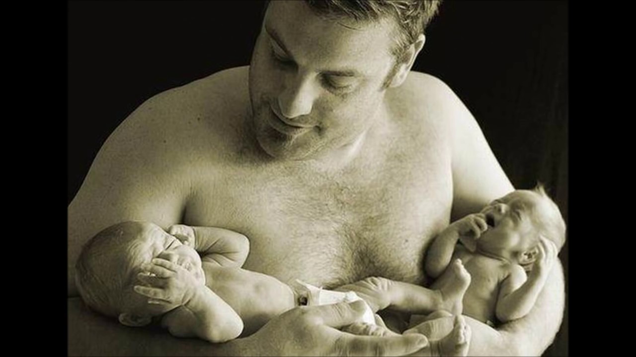 Стать отцами на рождение. Мужчина с младенцем. Брутальный мужчина с ребенком. Мужчина с грудничком. Мужчина с двумя новорожденными.