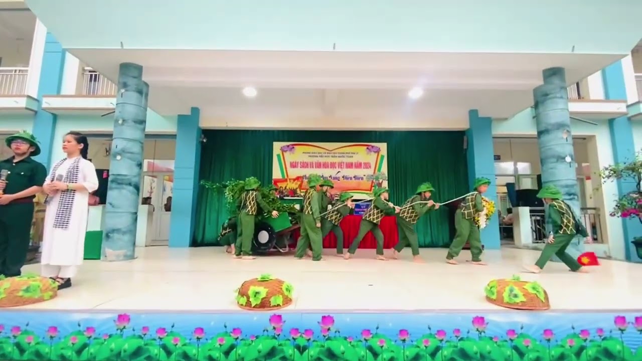 Hoạt cảnh người Anh hùng trẻ tuổi Tô Vĩnh Diện do học sinh trường Tiểu học Trần Quốc Toản biểu diễn!