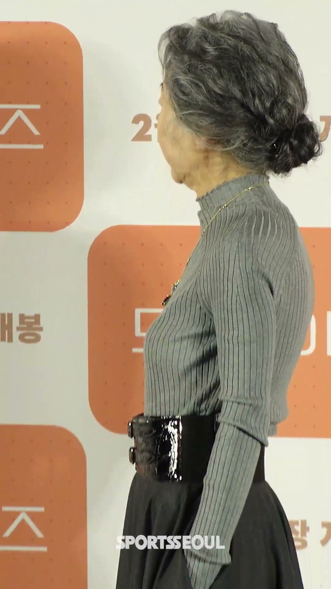 윤여정, MZ 세대 못지않은 패션 감각