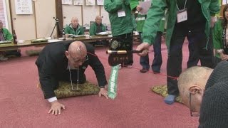 つるつる頭で綱引き合戦 青森・鶴田「はげます会」