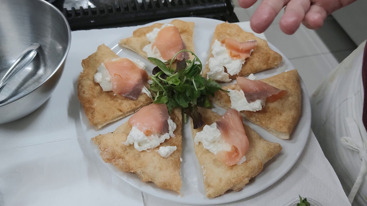Pizza Fritta con Salmone, Gorgonzola e Lamponi