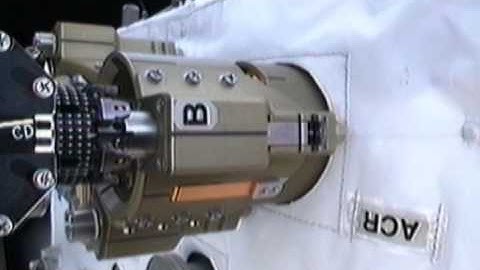 Dextre dégage les verrous de lancement