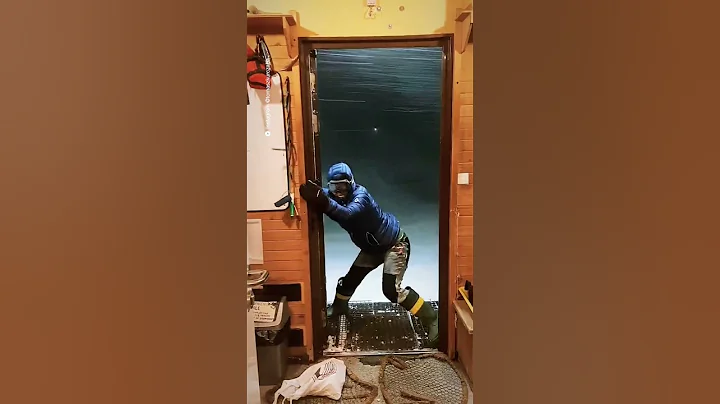 Daily Routine in Antarctica: Brave Adventurer Confronts Strong Winds, Fights to Shut Door - DayDayNews