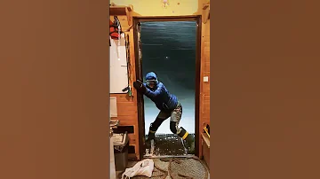 Daily Routine in Antarctica: Brave Adventurer Confronts Strong Winds, Fights to Shut Door