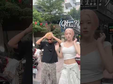 여행가서 댄스챌린지 중 갑자기 난입한 현지인?! 근데 춤 실력이 ㄷㄷ thumbnail
