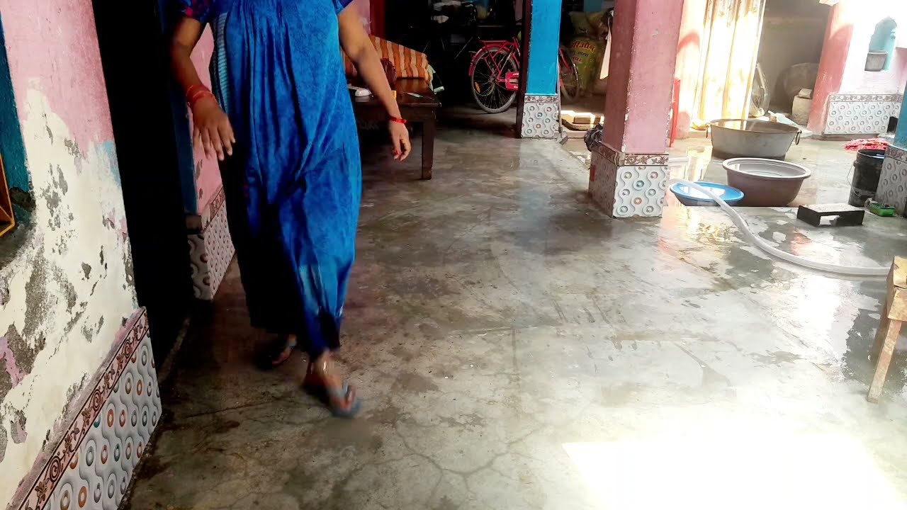 Ghar Ki Safai karte hue housewife hard work