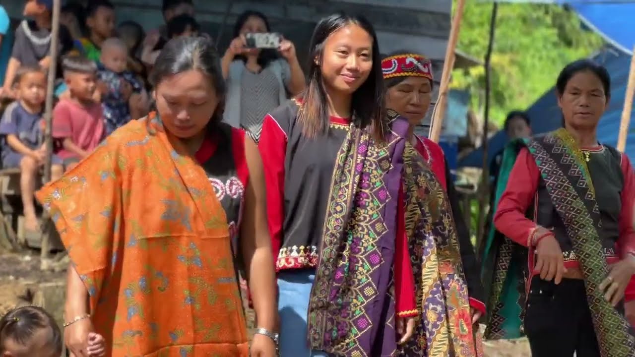 Nyollat Borohon di desa Nanga Sakai, Ambalau, Sintang.