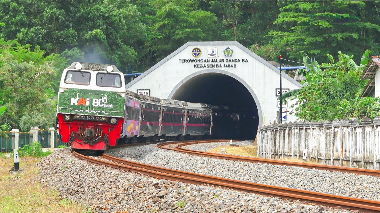 KERETA API PANJANG‼️ MENEMUKAN 26 KERETA API KELUAR MASUK TEROWONGAN KEBASEN