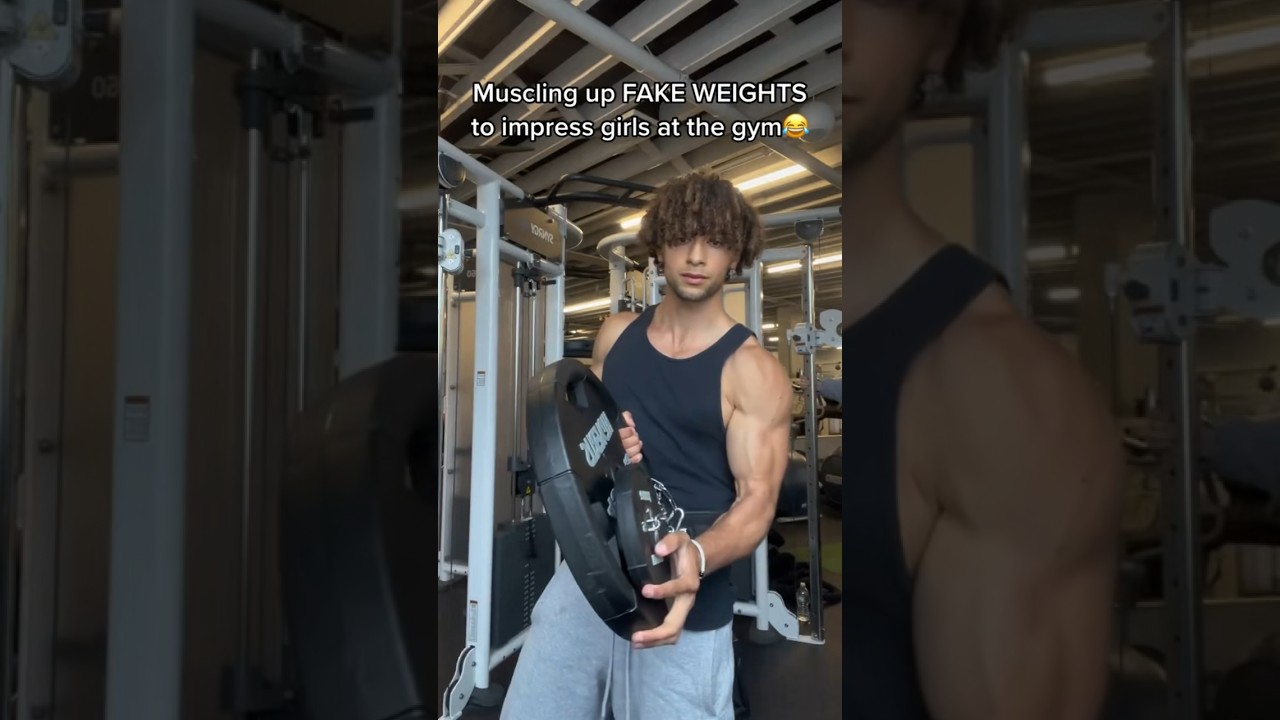 MUSCLE UP w/ FAKE WEIGHTS To Impress Girls At The Gym😂😭 - YouTube