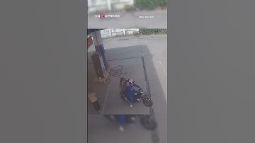 Nhân viên cây xăng chạy xe máy 8 km để đưa người phụ nữ bị bỏ quên đoàn tụ với chồng| VnExpress
