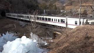 あしがくぼの氷柱 西武秩父線電車とコラボで撮影