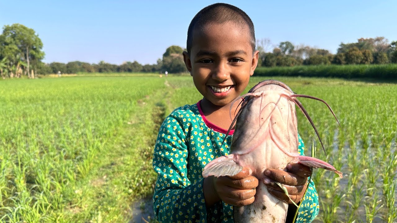Girls Fishing: Small Girl Hand Fishing Expert - YouTube