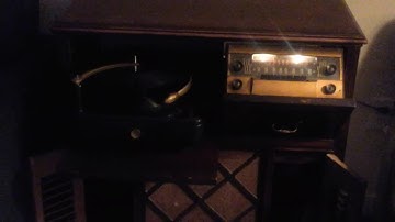 Silvertone Record Player With AM/FM Radio (1949)