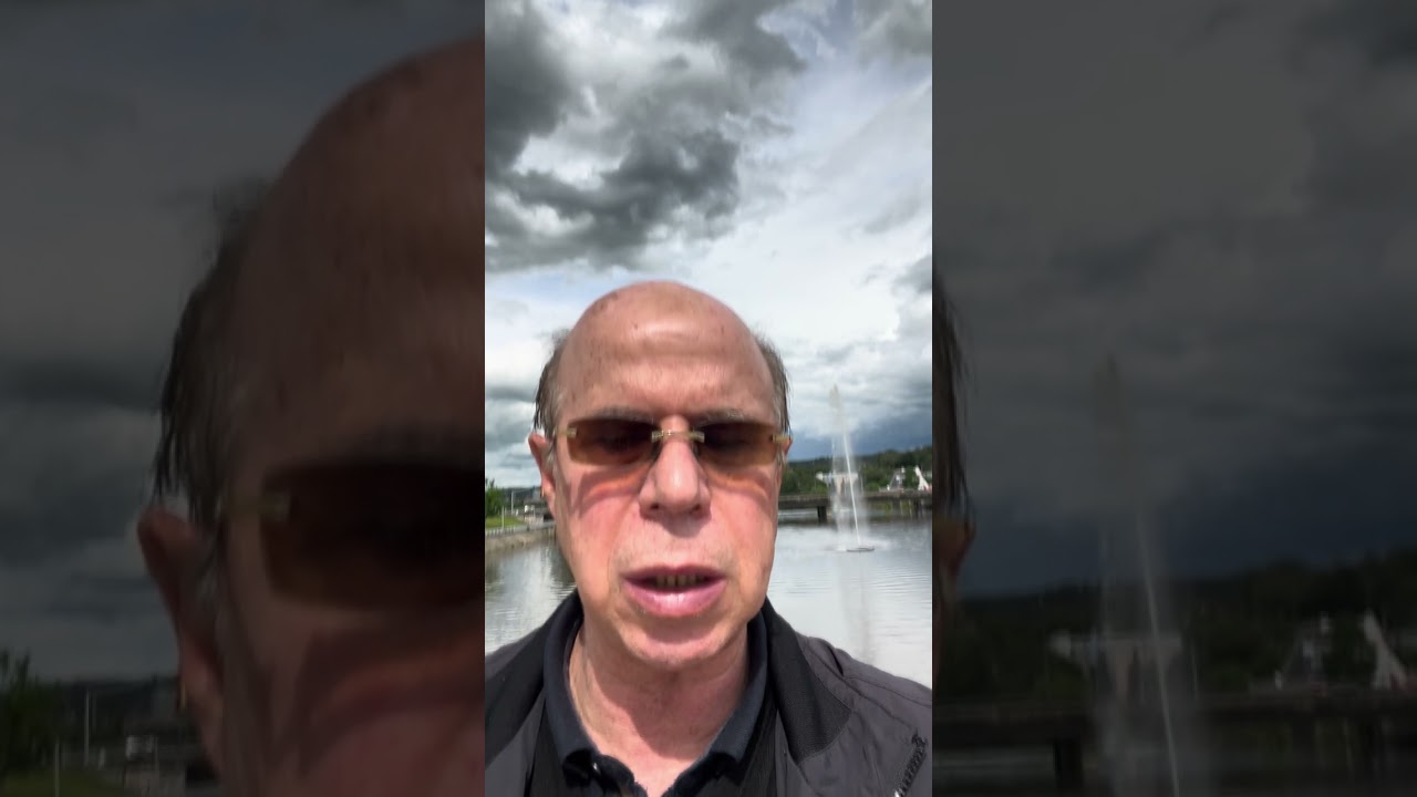 يبكي على خصيته