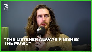 Hozier over social media reacties, zijn oude muziek en de zoektocht naar zichzelf | NPO 3FM