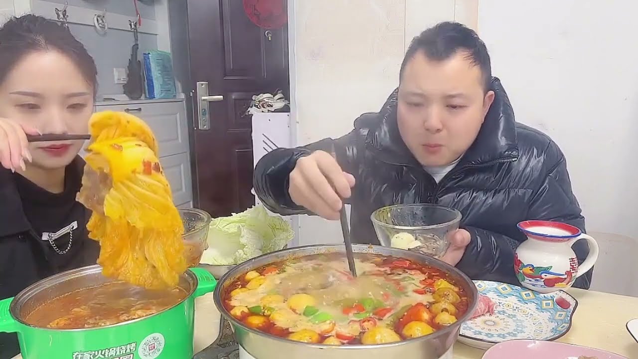 Couple food:My husband only lets me eat cabbage, but I secretly eat his meat