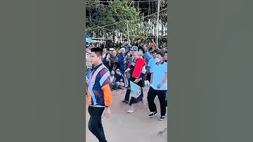 6:20 sáng 8/11 Sư Minh Tuệ khất thực cười rất vui vẻ